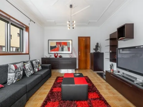 Moradia T3 em Sobrosa com Piscina e Espaço Comercial