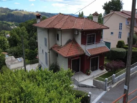 Villa indipendente con 3+1 camera da letto arredata e dotata di terreno e garage | Moreira do Rei, Fafe