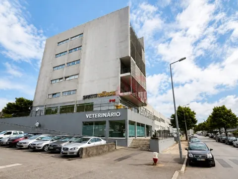 Sala Privada com Varanda para Arrendamento com 16 m² inserida num Escritório em Ermesinde