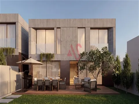 Moradia T3+1 com Jardim Privativo, Escritório, Garagem para 3 Carros e Possibilidade de Piscina