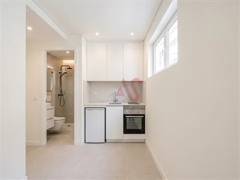Floor 2 Bedroom Ground Floor House in Creixomil with Independent Studio – 10 Minutes from Guimarães Center