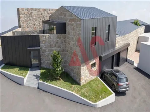 Moradia T3 em Pedra | 1.000 m² de Terreno | Requião – Vila Nova de Famalicão