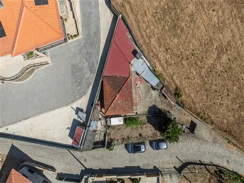 Moradia T2 Para Restauro em Refontoura, Felgueiras