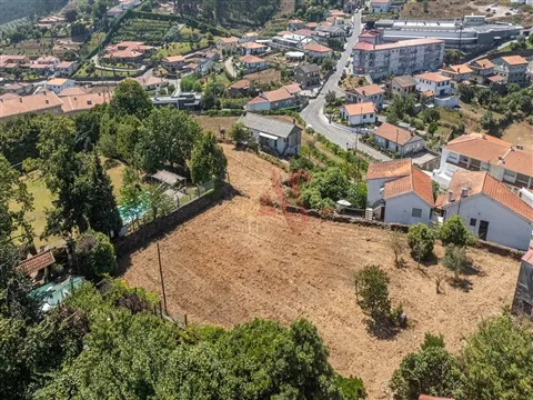 Moradia Centenária Para Recuperação Com Terreno de Construção — NÍVEL 3
