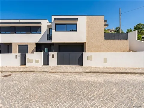 Moradia Geminada T4 Nova com Piscina , Jardim, Terraco, Garagem , Master Suite , em Aldão, Guimarães