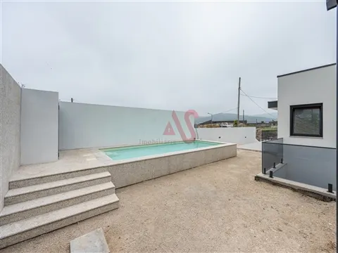 Moradia Geminada T4 Nova com Piscina em Aldão, Guimarães
