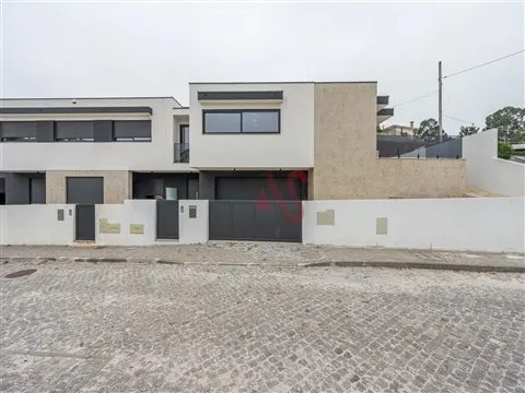 Moradia Geminada T4 Nova com Piscina em Aldão, Guimarães