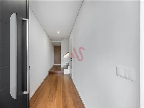 Moradia Geminada T4 Nova com Piscina em Aldão, Guimarães