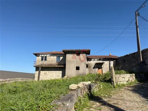 3-ZIMMER-VILLA ZUR RESTAURIERUNG | AZURÉM, GUIMARÃES