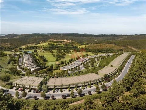 Moradia V4 com Jardim, Piscina e Garagem no Vale Pisão Nature & Golf Resort