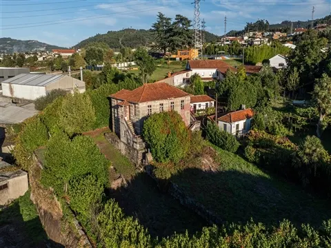 Moradia T5 para Restauro em Vila Nova do Campo, Santo Tirso