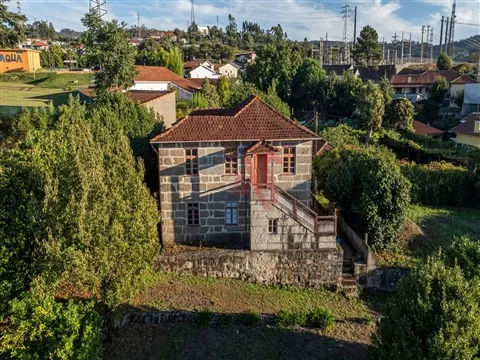 Moradia T5 para Restauro em Vila Nova do Campo, Santo Tirso