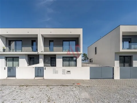 Moradia T3 Semi-Nova em Pias, Lousada
