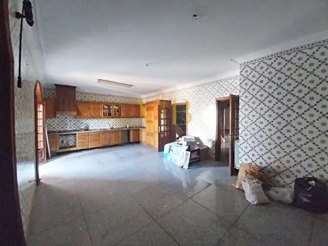 Moradia T4 com Excelente Potencial no Centro da Cidade