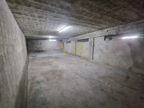 Garagem/Armazém de 130m² na Póvoa de Varzim – Excelente Localização e Acessibilidade