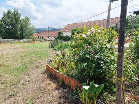 Terrain de 1700 m2 avec bâtiment vacant à récupérer.