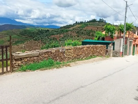 Terreno urbano em Vila Seca, Armamar, disponível para construção de armazém agrícola.