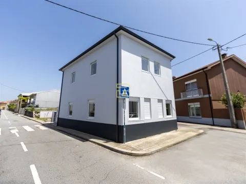 APARTAMENTO T2 totalmente RENOVADO, cozinha em OPEN SPACE, 2 Lugares de Estacionamento Privados