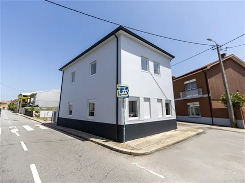 APARTAMENTO T2 totalmente RENOVADO, cozinha em OPEN SPACE, 2 Lugares de Estacionamento Privados