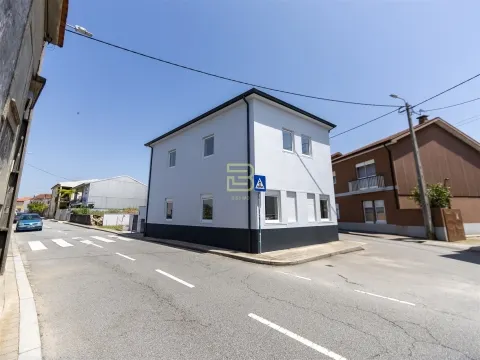 APARTAMENTO T2 totalmente RENOVADO, cozinha em OPEN SPACE, 2 Lugares de Estacionamento Privados