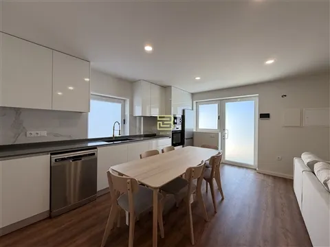 APARTAMENTO T2 totalmente RENOVADO, cozinha em OPEN SPACE, 2 Lugares de Estacionamento Privados