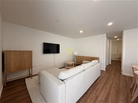 APARTAMENTO T2 totalmente RENOVADO, cozinha em OPEN SPACE, 2 Lugares de Estacionamento Privados