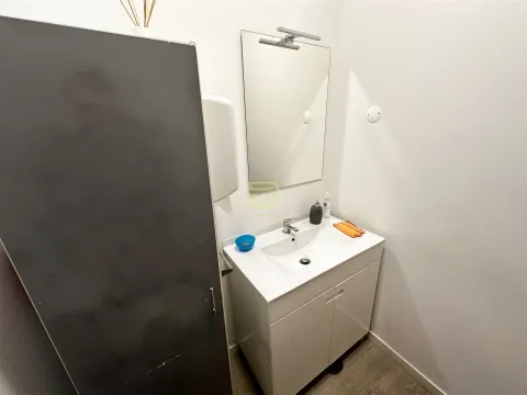 Loja para Arrendamento em Gondomar. Espaço com Receção, Sala em Open Space, dois Gabinetes.