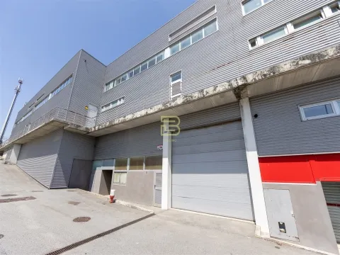 WAREHOUSE with 374m², for SALE, in the INDUSTRIAL ZONE of ERMESINDE