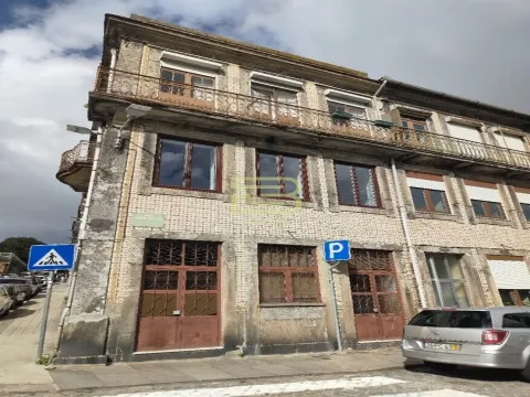 Edifício no gaveto da Rua Gomes Freire com a Praça da Alegria, no vibrante bairro do Bonfim, Porto.