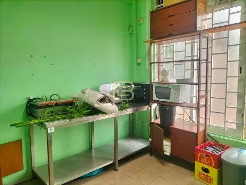 Espaço comercial, com 77 m², situado no centro de Valongo