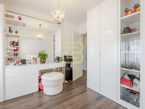 Appartement meublé de 3 chambres, transformé en 2 chambres (possibilité de revenir à 3 chambres), à