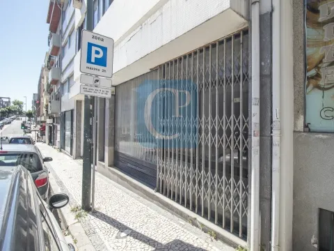 Loja para arrendamento, próxima da Rua de Camões