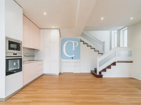 Moradia T3 com três frentes à Praça Velásquez, Porto