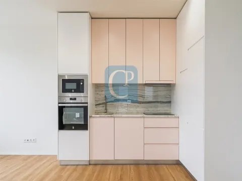 Moradia T3 com três frentes à Praça Velásquez, Porto