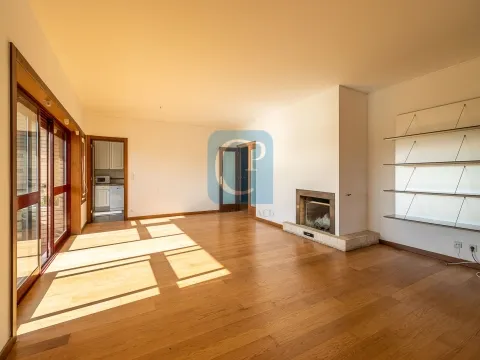 Apartamento T2 com varanda, na Boavista