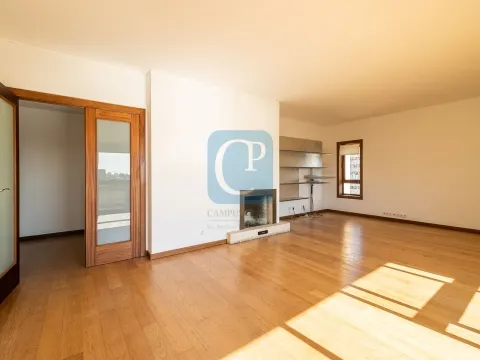 Apartamento T2 com varanda, na Boavista