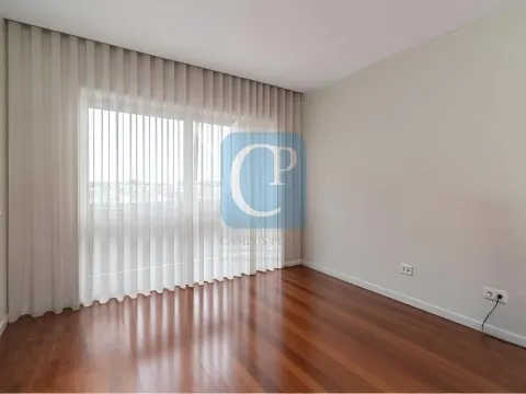 Apartamento T3+1 equipado com varanda em Ramalde, Porto