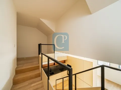Apartamento T0+1 Duplex, junto à Praça da República, Porto