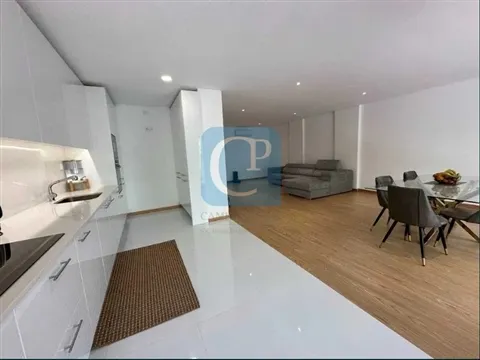 Apartamento T4 em condomínio com piscina em Moreira, Maia