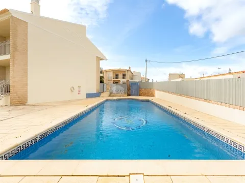 Moradia em Banda T3 em Condomínio fechado com Piscina