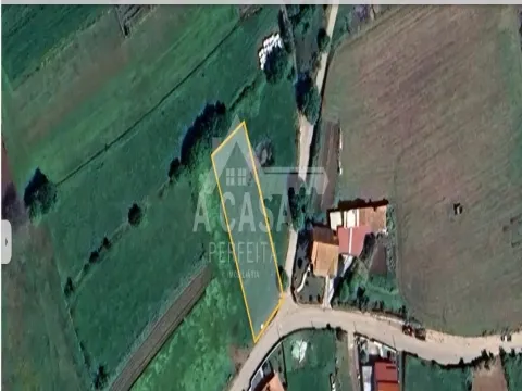 Terreno para construção de 1221 m2 com cerca de 20 m de frente em Canelas