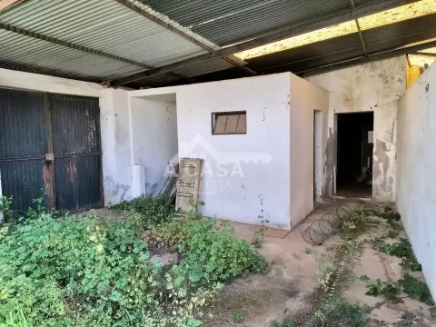 Moradia Isolada T2 Térrea para restauro com garagem em Arada