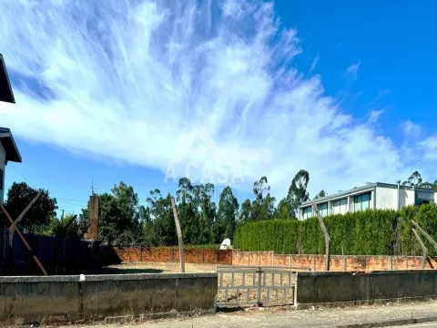 Terreno para construção de 814 m2 murado e com cerca de 20 m de frente em São Miguel do Souto