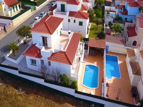 Fantástica Moradia V4 em Altura 