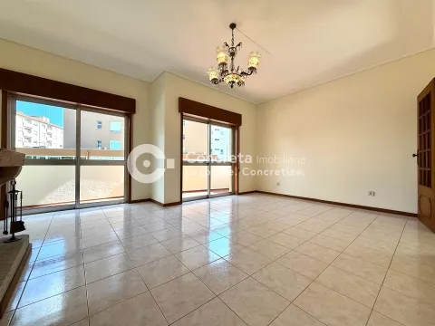 Apartamento T3 com lugar de garagem para arrendamento no centro de Barcelos