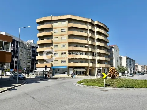 Apartamento T3 com lugar de garagem para arrendamento no centro de Barcelos