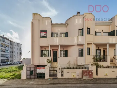 Moradia T4+1 à venda no Montijo