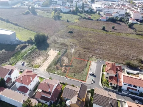 Lote de Terreno / Área Total 530 m2 / 5 minutos do centro de Leiria / Gândara dos Olivais