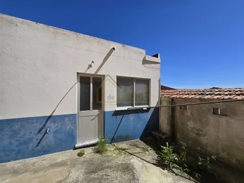 Moradia com logradouro na Marteleira