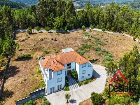 Quinta com cerca de 22.500 m² constituída por moradia V5 em Viseu